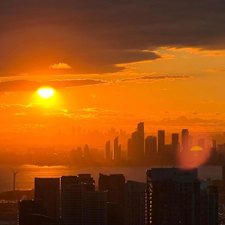 Presidential Suite Heart Of Downtown With Stunning View โตรอนโต ภายนอก รูปภาพ