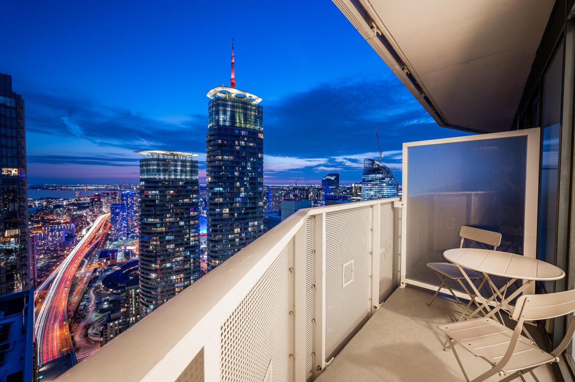Presidential Suite Heart Of Downtown With Stunning View โตรอนโต ภายนอก รูปภาพ